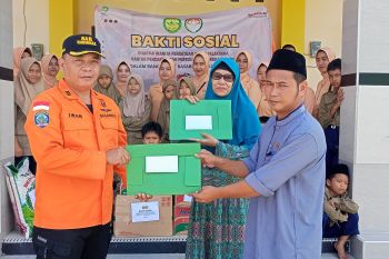 Meriahkan HUT ke-52 Basarnas, Kansar Pangkalpinang bakti sosial bersama anak-anak di Tanjung Pandan