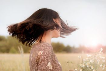 Berikut tips membuat rambut lurus dan tipis terlihat lebih 'berisi'