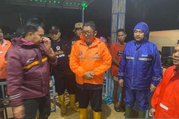 Wali Kota Padang Tinjau Evakuasi Warga Hingga Subuh