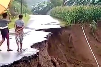 Jalan di Kecamatan Biau dan Kecamatan Tolinggula lumpuh total akibat longsor