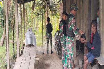 Satgas Pamtas RI-PNG bagikan bahan pokok jelang Ramadhan di Keerom-Papua