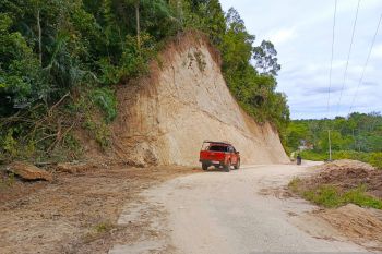 Alat berat pangkas bukit  buka jalan alternatif di lokasi longsor OKU Selatan