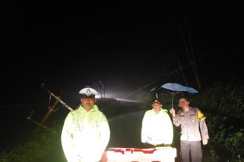 Polres Pasaman Barat pantau jalan longsor-pasang pagar pengaman jalan (Video)