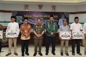 Pemkab Pasuruan hibahkan Rp14 miliar perbaiki tempat ibadah