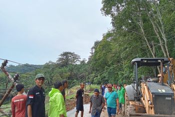 DPUPR buat jalan sementara, akses jalan provinsi Simpang Empat-Talu Pasaman Barat sudah bisa dilalui kendaraan