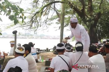 Umat Hindu Samarinda  "Melasti" perdana di Sungai Mahakam