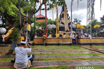 Panitia menanam seribu pohon di pura Jakarta dalam rangka Nyepi Isaka 1946