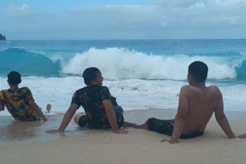Warga isi libur Nyepi berwisata pantai Pall-Minahasa Utara