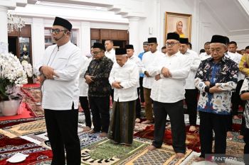Wapres Shalat Tarawih perdana bersama keluarga
