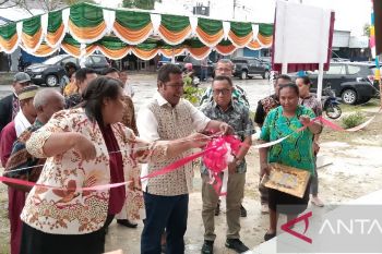 Bupati Biak Numfor resmikan pasar rakyat Fandoi untuk UMKM OAP