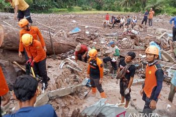 DMC Dompet Dhuafa bantu cari korban banjir di Pesisir Selatan