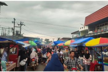 Warga Dharmasraya ramai "ngabuburit" hari pertama Ramadhan