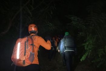 Basarnas evakuasi jasad pendaki dari puncak Gunung Agung