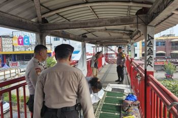 Polsek Tampan tertibkan preman yang tidur di jembatan penyebrangan