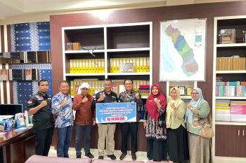 Bank Nagari Peduli serahkan bantuan Rp50 juta untuk korban banjir di Pesisir Selatan