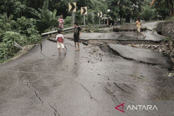JALAN RUSAK DAMPAM CUACA EKSTREM DI KUPANG