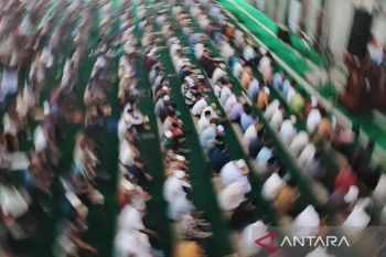 Jamaah padati Masjid Al-Markaz Makassar pada Jumat pertama Ramadhan 1445 H