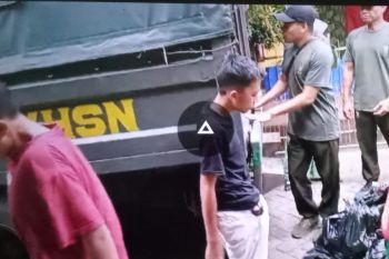 Kodam XIV/Hasanuddin bagi sembako ke pesantren di Makassar