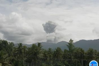 Gunung Dukono muntahkan abu vulkanik