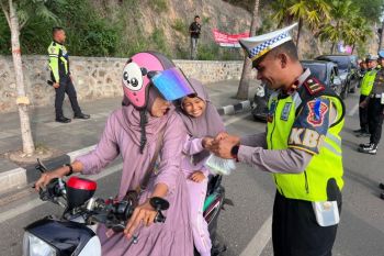 Polisi di Mabar  bagi takjil sembari edukasi tertib berlalu lintas