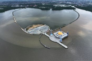 Masjid Al Alam di tengah teluk kendari