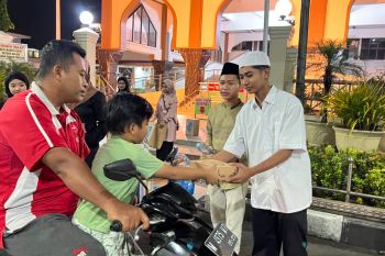 Siswa Al Muslim bagikan makanan sahur di Bulan Ramadhan