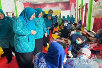 Tim PKK Provinsi Kalsel bhakti sosial di Kotabaru