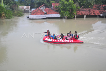 Evakuasi korban banjir di Demak