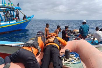 Tim SAR evakuasi lima penumpang perahu motor mati mesin di Banggai Laut