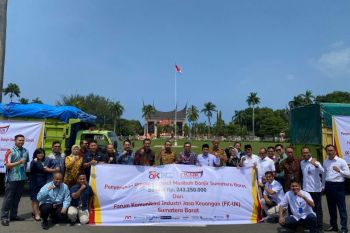 FK-IJK Sumbar salurkan bantuan senilai Rp243 juta lebih untuk korban banjir di Pessel