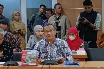 Pelajar  di Jakarta Pusat belajar dari rumah saat pengumuman hasil Pemilu