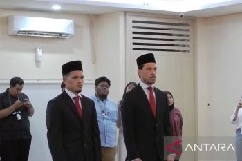 Dua pesepak bola Thom Haye dan Ragnar Oratmangoen resmi jadi WNI
