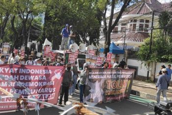 Massa pendukung hasil Pemilu 2024 memadati depan gedung KPU