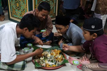 Tradisi Megibung saat bulan Ramadhan di Bali
