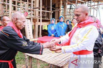 Danlantamal IX Ambon  terima gelar adat Negeri Lumoli Seram Barat