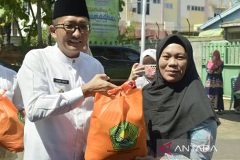 Syiar Ramadan Kemenag, Hendri Septa Apresiasi Program Bagi Sembako