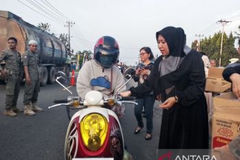 Bupati Inhu turun ke jalan bagikan takjil