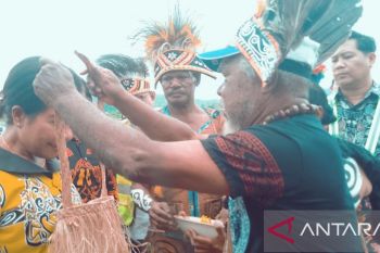Penjabat Bupati Biak Sofia Bonsapia disambut prosesi adat