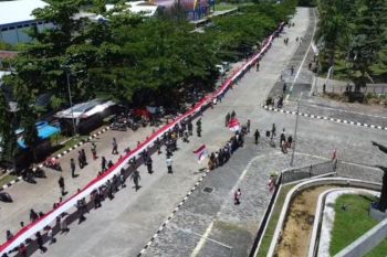 Satgas Yonif 122/TS bentangkan Bendera Merah Putih satu kilometer di Mosso