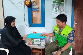 Paijah bersyukur Dompet Dhuafa berikan parsel Ramadhan 1445 H