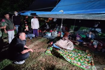Antisipasi gempa, Bupati Gresik imbau warga Pulau Bawean ke pos pengungsian