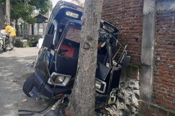 Srempetan, Carry tabrak pohon hingga rinsek di depan Polsek Sikur Lombok Timur