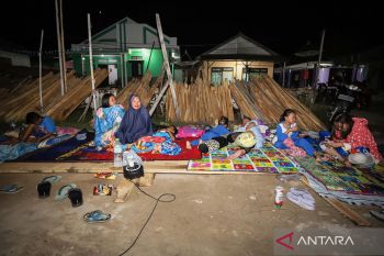 Warga korban gempa bumi mengungsi di halaman rumah