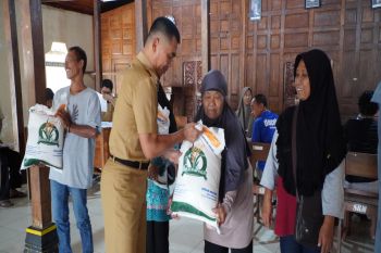 Pemkab Gunungkidul menyalurkan bantuan beras cadangan pangan pemerintah