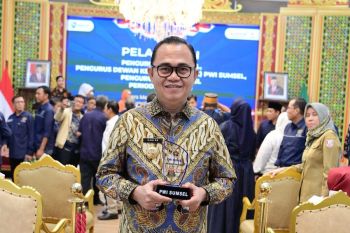 Pj Bupati Banyuasin terima penghargaan bidang pers