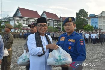 Sebanyak 7.223 Tenaga Non ASN Pemkot Padang Terima Sembako