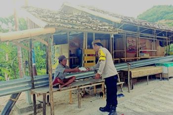 Bhabinkamtibmas bagikan takjil dan santuni anak yatim di Desa Olele