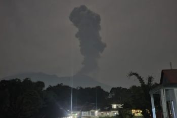 Gunung Marapi erupsi setinggi 1.500 meter di malam Ramadhan