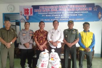 PT BSSW, CV BW bagi-bagi sembako ke warga, Camat Labuhanratu sampaikan terima kasih