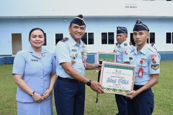 Jelang Idul Fitri 1445 H, Danlanud Sam Ratulangi bagikan bingkisan Lebaran